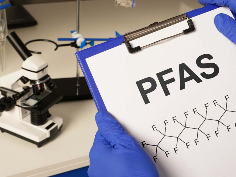 PFAS規制の今後を読む ─ EU包括規制と日本・米国の動向予測 